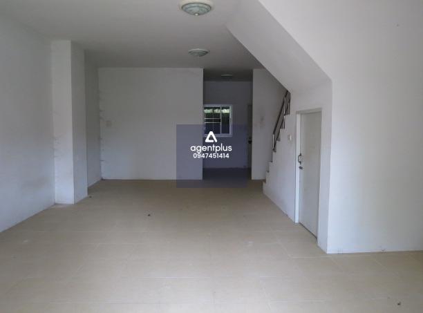 ทาวน์เฮ้าส์ 2 ชั้น 1 คูหา ปารีนา ศรีราชา จากถนนสายฉะเชิงเทรา-สัตหีบ(ทล.331) ประมาณ 1.5 กม. บริเวณโดยรอบเป็นที่อยู่อาศัย การคมนาคมสะดวก สาธารณูปโภคพร้อม