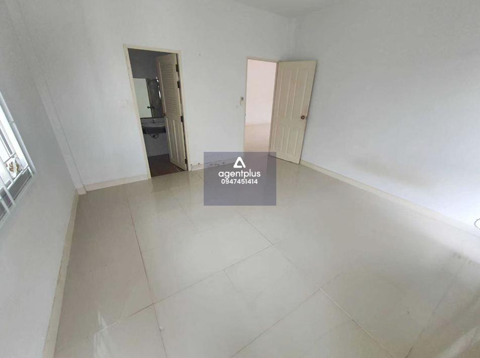 บ้านเดี่ยว เดอะแกรนด์ อมตะ ชลบุรี บริเวณโดยรอบเป็นแหล่งชุมชนและโรงงา อุตสาหกรรม ถ.หนองแช่แว่น-มาบโป่ง เดินทางเข้าออกสะดวก