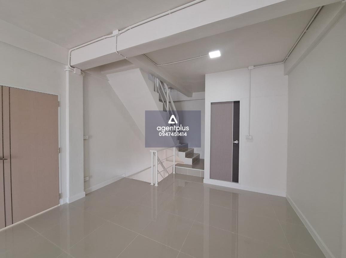 ขายอาคารพาณิชย์ 3.5 ชั้น 2 คูหา ย่านธนบุรี ทำเลทองใจกลางชุมชน เหมาะสำหรับทำสำนักงาน ร้านค้า หรือปล่อยเช่า ใกล้ถนนหลัก เดินทางสะดวก เข้า-ออกได้หลายเส้นทาง