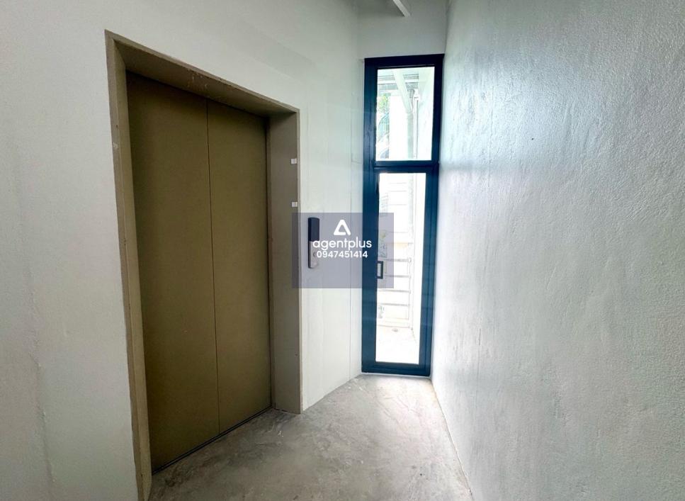 วิวสวย ดาดฟ้าตึกชั้น 6 ริมถนนใหญ่ พื้นที่ร้าน หรือสำนักงานให้เช่า 100 ตรม. สาทร  ริมถนนใหญ่นราธิวาส – เข้าออกทางสวนพลูได้ ติดคอนโด rhythm