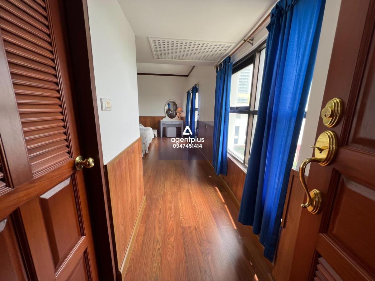 This beachfront condominium comes at the price of 6,000,000฿ 1 Bedroom & 1 Bathroom 110 square meters Fully furnished & fitted. It has been renovated from its original condition Foreign Quota Transfer fees & taxes: 50/50 Condo features, furniture & applia