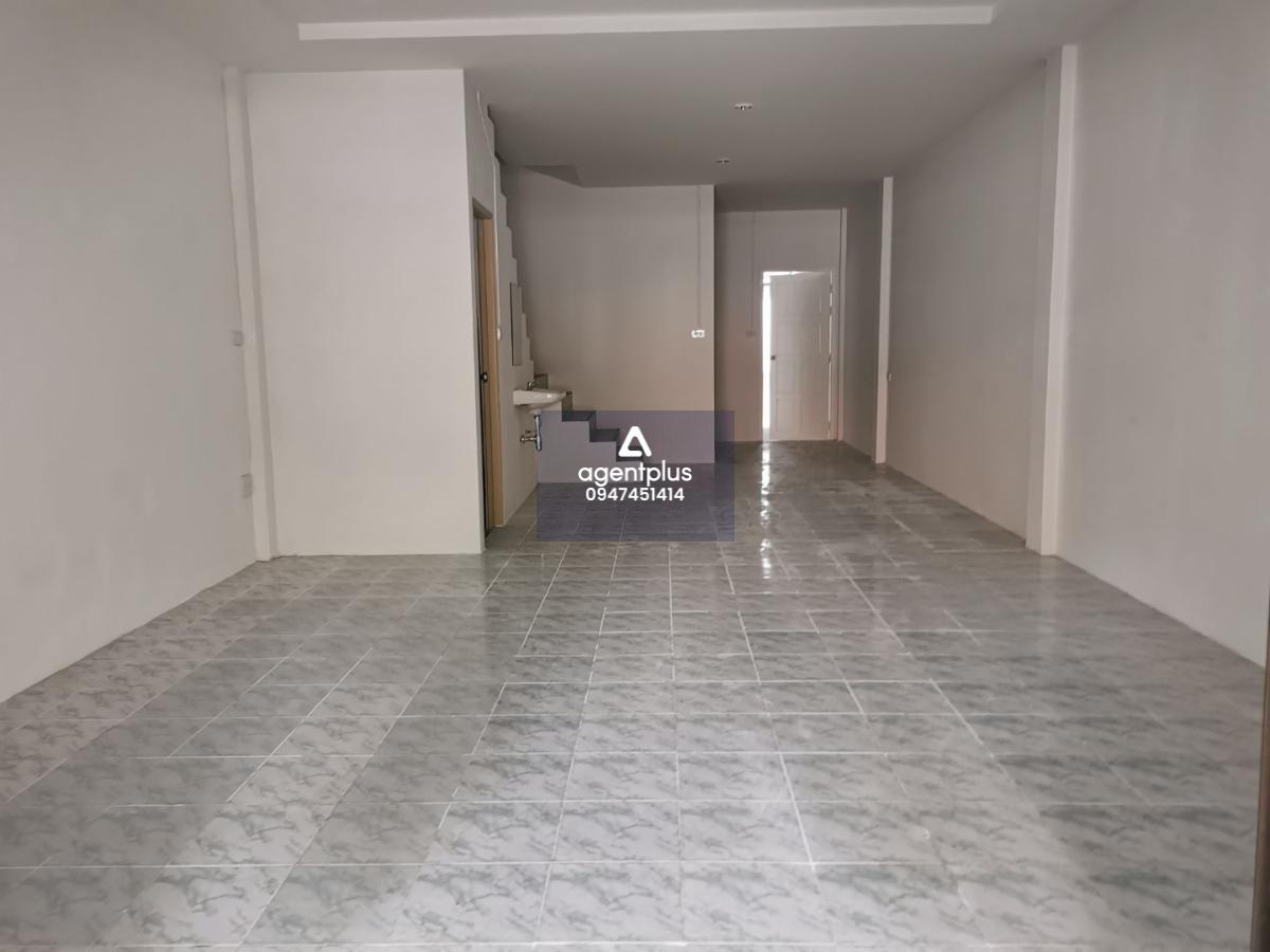 ทาวน์เฮ้าส์ 2 ชั้น โครงการทิพย์ทรายทอง เมืองฉะเชิงเทรา ปรับปรุงใหม่ การคมนาคมสะดวก ห่างจากถนนสายฉะเชิงเทรา-พนัสนิคม (ทล.315) เพียง 170 เมตร