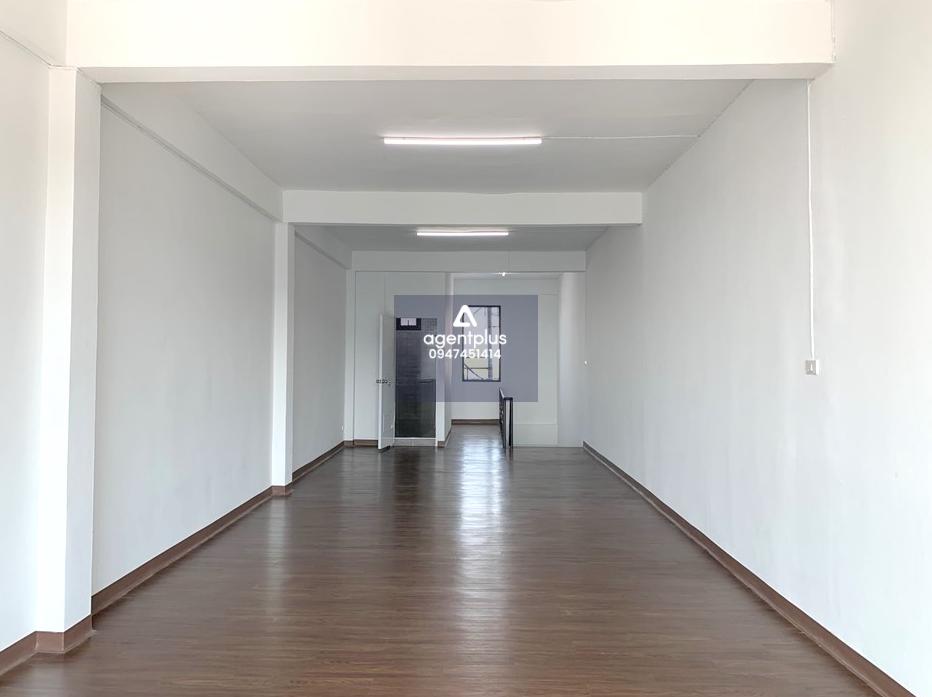 ขายอาคารพาณิชย์ 3.5 ชั้น ติดถนนลำลูกกา ห่างจากทางเข้าถนนเลียบคลองสาม ไปประมาณ 230 เมตร