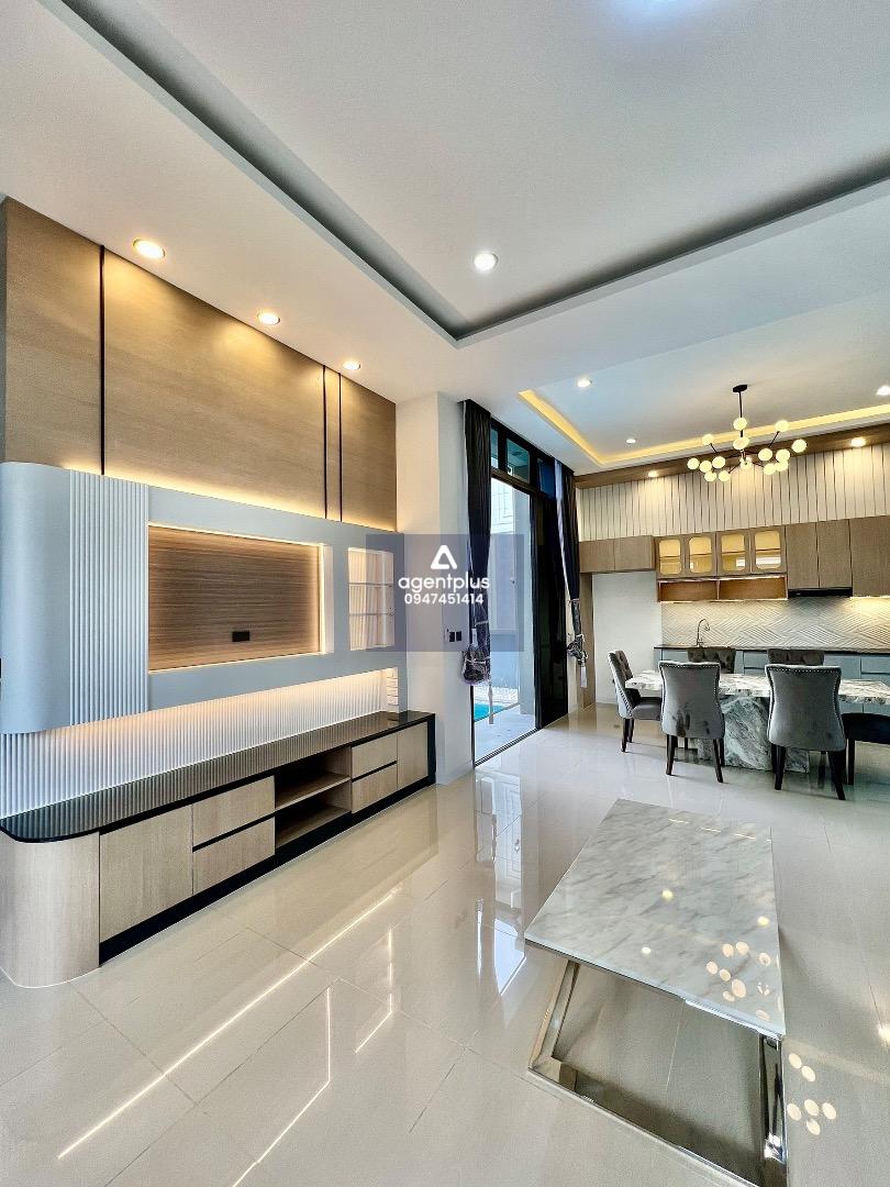 *ให้เช่า บ้านเดี่ยวพูลวิลล่าหรู 2 ชั้น – สระว่ายน้ำส่วนตัว ใกล้ Black Forest Cafe ห้วยใหญ่