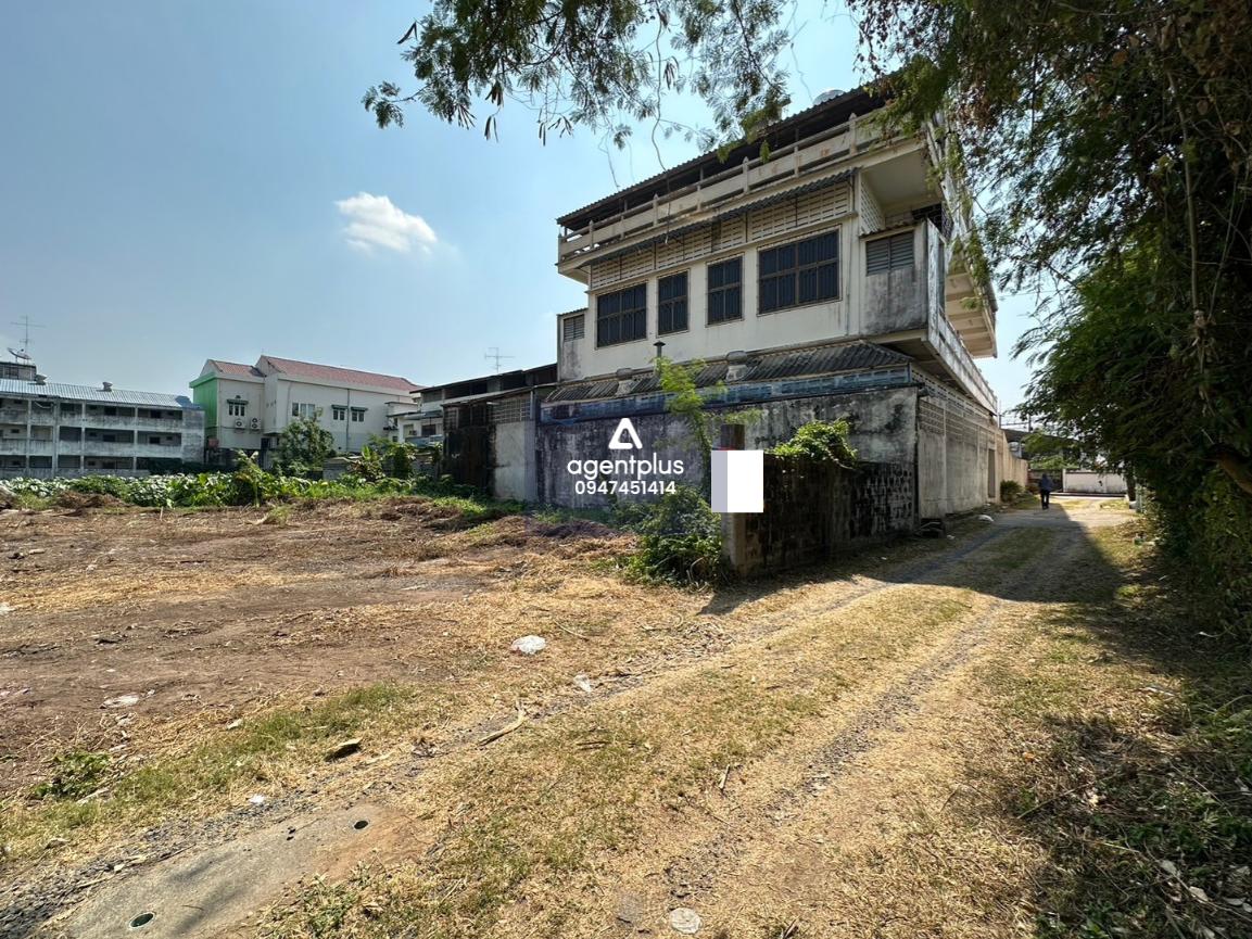 ขายที่ดินเปล่า สุรินทร์ รูปที่ดินหลายเหลี่ยม ฝั่งติดทางสาธารณะประโยชน์ ทำเลดี เหมาะสร้างบ้านหรือทำธุรกิจ