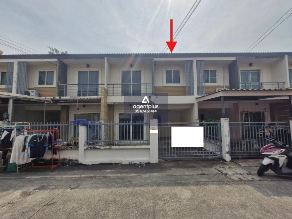 ทาวน์เฮ้าส์ 2 ชั้น โครงสร้างอาคารคอนกรีตเสริมเหล็ก โครงการเอพลัสกรีนโฮม ปลวกแดง ซอยไทยสบาย โครงการอยู่ห่างจากถนนสายปลวกแดง-วังตาผิน (รย.3080) ประมาณ 930 เมตร