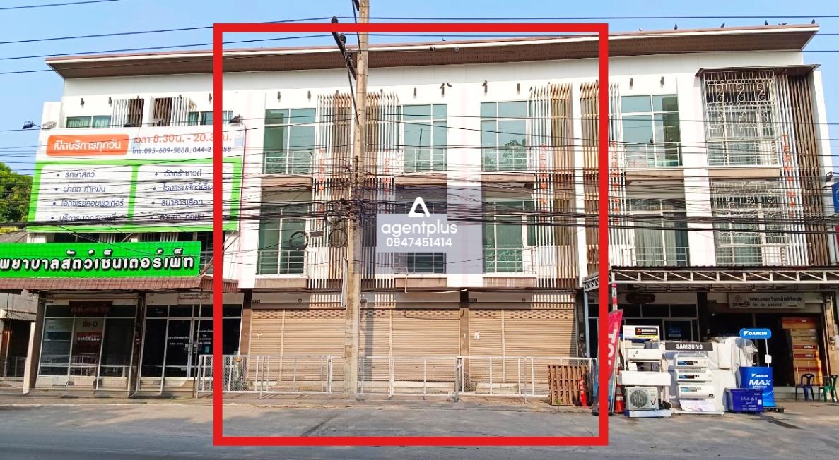 อาคารพาณิชย์ 3 ชั้น จำนวน 1 คูหา เมืองนครราชสีมา ปรับปรุง ทำเลดี อยู่ในแหล่งชุมชนพักอาศัย เหมาะสำหรับอยู่อาศัย ทำโฮมออฟฟิศ หรือเปิดร้านค้า