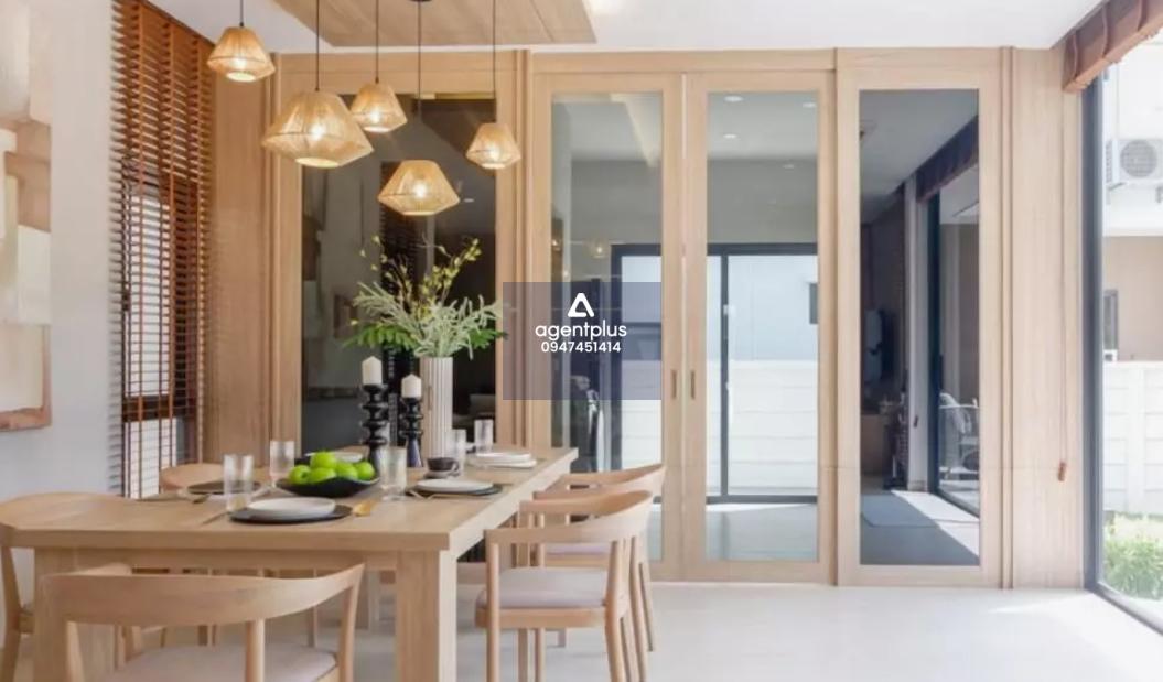 ขายบ้านเดี่ยวหรู วิลล่า 168 นิวกรุงเทพกรีฑา บ้านดีไซน์โมเดิร์น บนทำเลศักยภาพย่านนิวกรุงเทพกรีฑา ใกล้สิ่งอำนวยความสะดวกครบครัน เดินทางสะดวกเข้าออกได้หลายเส้นทาง