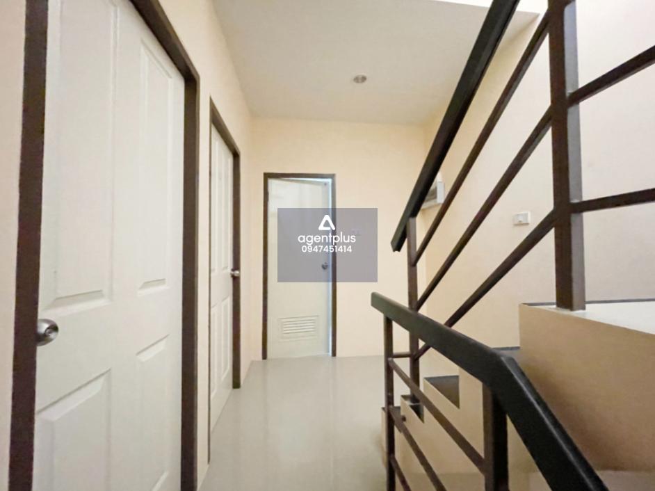 บ้านแฝด 2 ชั้น ติดถนนซอยเจริญสุข เดินทางเข้า-ออกสะดวก บริเวณโดยรอบเป็นแหล่งชุมชน โครงการปิยวัฒน์ การ์เด้นวิลล์ ชลบุรี