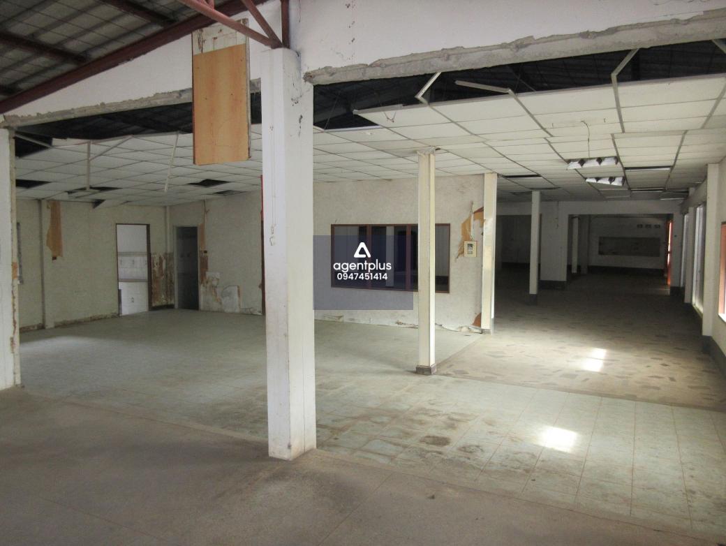 ขายอาคารพาณิชย์ชั้นเดียว พร้อมที่ดินเปล่า 2 แปลงติดต่อกัน พร้อมสิ่งปลูกสร้าง บ้านค่าย ระยอง ตั้งอยู่บนถนน สายบ้านค่าย-ปลวกแดง ในย่านชุมชน เหมาะสำหรับอยู่อาศัยหรือทำกิจการขนาดเล็ก