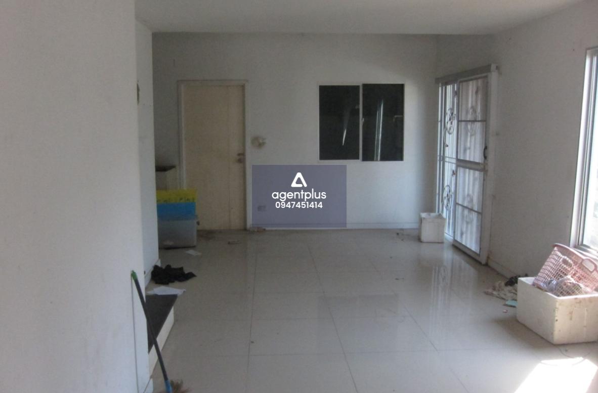 ขายด่วนบ้านทาวน์เฮ้าส์ 2 ชั้น โครงกาารพฤกษา 86/2 ลาดกระบัง-สุวรรณภูมิ ถนนลาดกระบัง 54 (วัดศรีวารีน้อย) 3 ห้องนอน 2 ห้องน้ำ สามารถจอดรถได้ถึง 2 คัน ในราคา 2.4 ล้านบาท