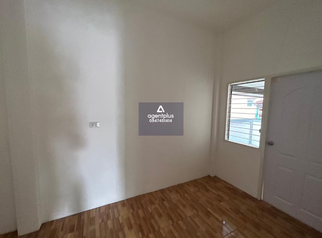 บ้านเดี่ยวชั้นเดียว ศุภสิริ ศรีราชา ถนนเลียบมอเตอร์เวย์(ทล.7) แยกเข้าถนนบ้านสวนทองประมาณ 850 เมตร แยกเข้าซอยชุมชนในซาก 11 ทำเลดี เดินทางเข้า-ออกสะดวก สาธารณูปโภคพร้อม