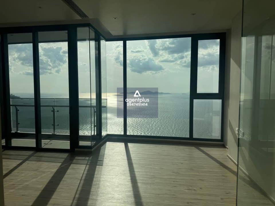 Arom Wongamart Condo 