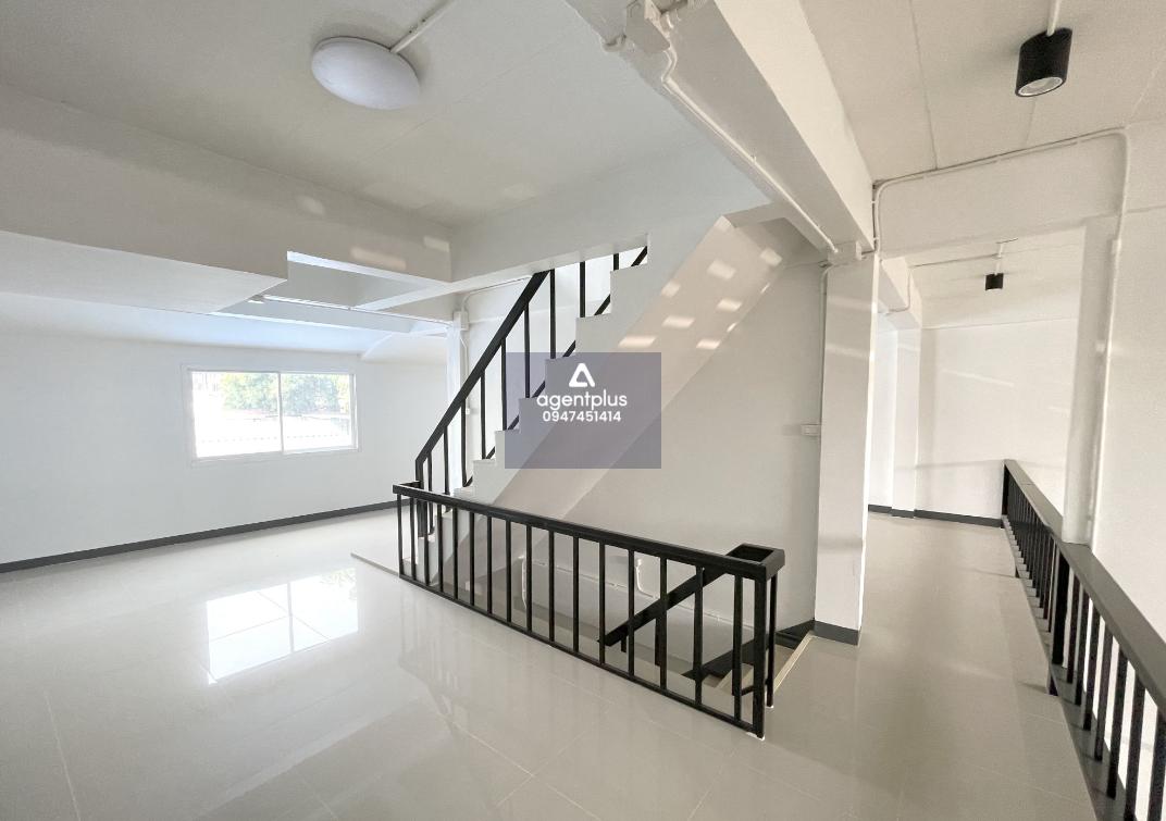 อาคารพาณิชย์ หนองหาร เชียงใหม่ อาคารพาณิชย์ 2.5 ชั้น ทะลุถึงกัน ทำเลดี ติดถนนสายเชียงใหม่–พร้าว (ทล.1001) เหมาะสำหรับอยู่อาศัยและประกอบธุรกิจ