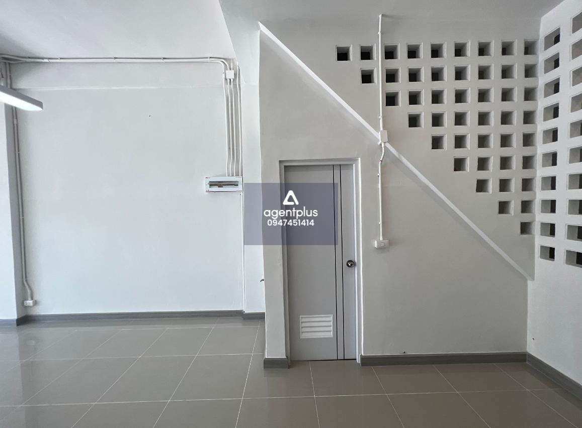 ขายด่วนอาคารพาณิชย์ 3.5 ชั้น ทำเลดี ใจกลางบางกะปิ เหมาะสำหรับทำธุรกิจ หรืออยู่อาศัย พร้อมฟังก์ชันครบครัน