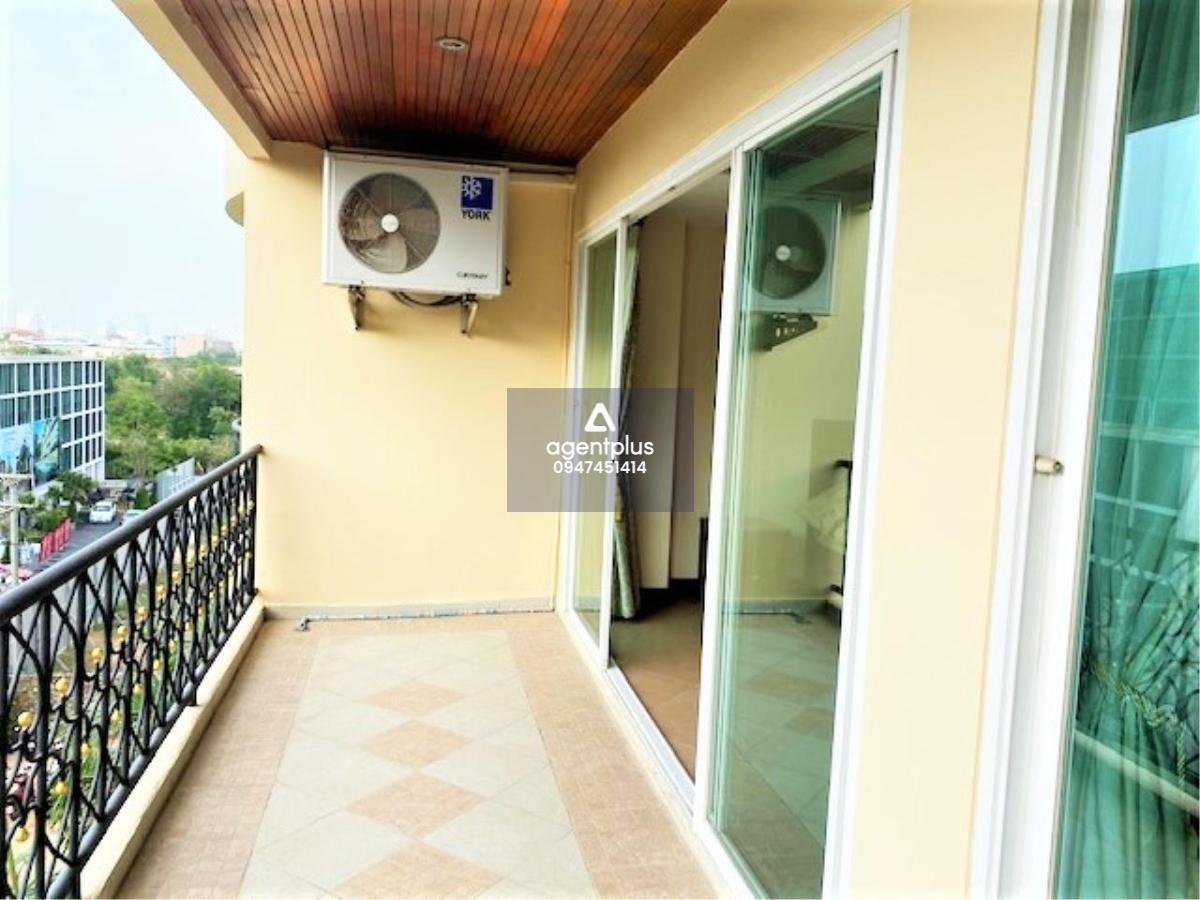 This condo is for sale at the price of 2,950,000฿ 1 bedroom & 2 bathrooms 81 square meters 5th floor Company ownership Fully furnished & ready to move in Condo features: Very spacious living room area Fully equipped kitchen with kitchen counter Large balc