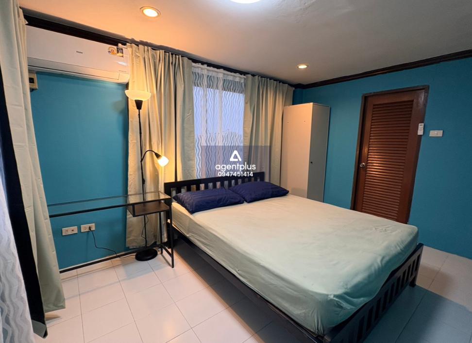 *ให้เช่า Home Office ชั้นล่างสุด พร้อมที่จอดรถ 1 คัน ค่าเช่าเพียง 12,000 บาท ต่อเดือน พร้อมเข้าอยู่หรือแบ่งปล่อยเช่า ทำ Hostel 6-10 เตียงได้ทันที จดทะเบียนบริษัทได้ ติดถนนศรีนครินทร์ ซอย 42 (สุภาพงษ์ 1) หมู่บ้านรอยัล นครินทร์วิลล่า