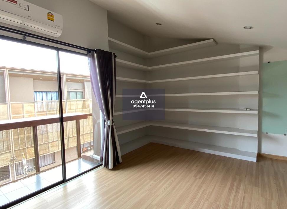 ทาวน์โฮม 3.5 ชั้น แต่งสวย สไตล์ลอฟท์ เฟอร์นิเจอร์และเครื่องใช้ไฟฟ้าครบชุด พร้อมเข้าอยู่และใช้งาน พร้อมผู้เช่า (ผลตอบแทนมากกว่า 6.5%) คุ้มค่าการลงทุนสุดๆ