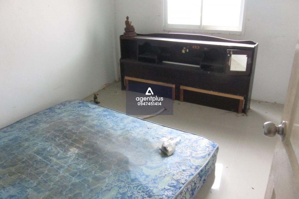 ขายด่วนทาวน์เอ้าส์เปล่าชั้นเดียว หมู่บ้านแผ่นดินทองลิฟวิ่งโฮมส์ ถนนสายปากร่วม-ปลวกแดง(รย.3013) รายล้อมไปด้วยสิ่งอำนวยความสะดวก