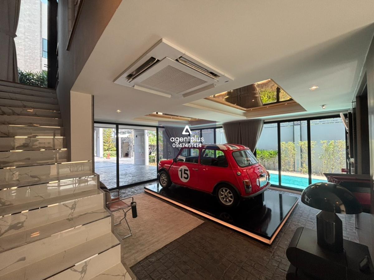 ขายบ้านหรู 4.5 ชั้น พร้อม Rooftop และสระว่ายน้ำส่วนตัว  ย่านสุขุมวิท — แบริ่ง | ทำเลศักยภาพ ใจกลางเมือง