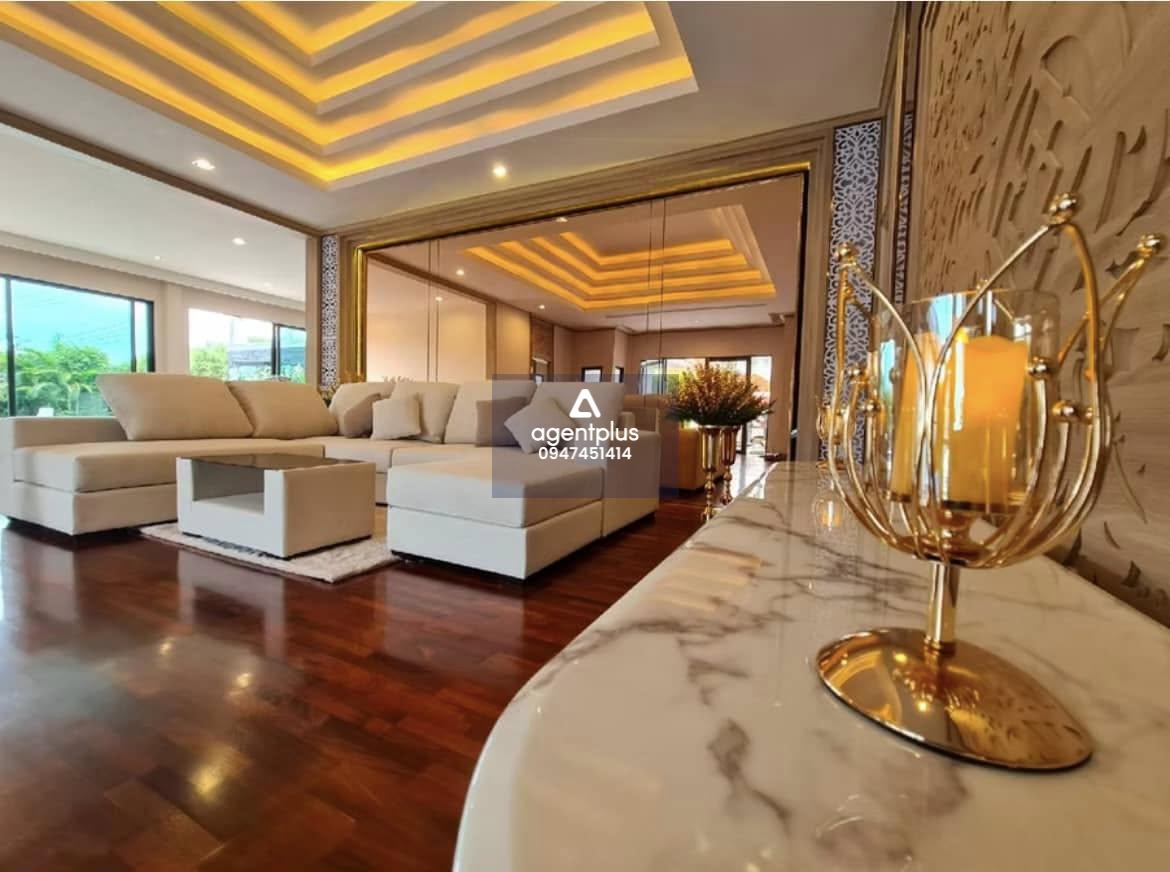 ขายพูลวิลล่าหรูสไตล์ไทยโมเดิร์นชั้นเดียว ใจกลาง พัทยาใต้ พร้อมดีไซน์เหนือระดับที่คุณต้องหลงรัก!  🏠 3 ห้องนอน 4 ห้องน้ำ พื้นที่ใช้สอยกว้างขวาง 356 ตร.ม. บนที่ดิน 239.8 ตร.วา  🌴 เพดานสูงพิเศษ 5 ม. โอ่อ่า โปร่งโล่ง เชื่อมต่อสระว่ายน้ำและสวนส่วนตัวได้อย่างลงต