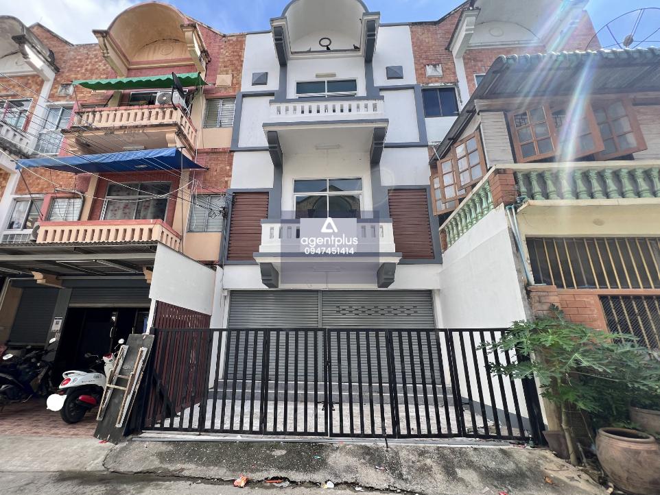 ขายอาคารพาณิชย์ 3 ชั้น เมืองเชียงใหม่ ปรับปรุงใหม่ ทำเลดี ใกล้ถนนเจริญประเทศเพียง 45 เมตร เดินทางเข้า-ออกสะดวก อยู่ในย่านชุมชนที่อยู่อาศัยและพาณิชยกรรม