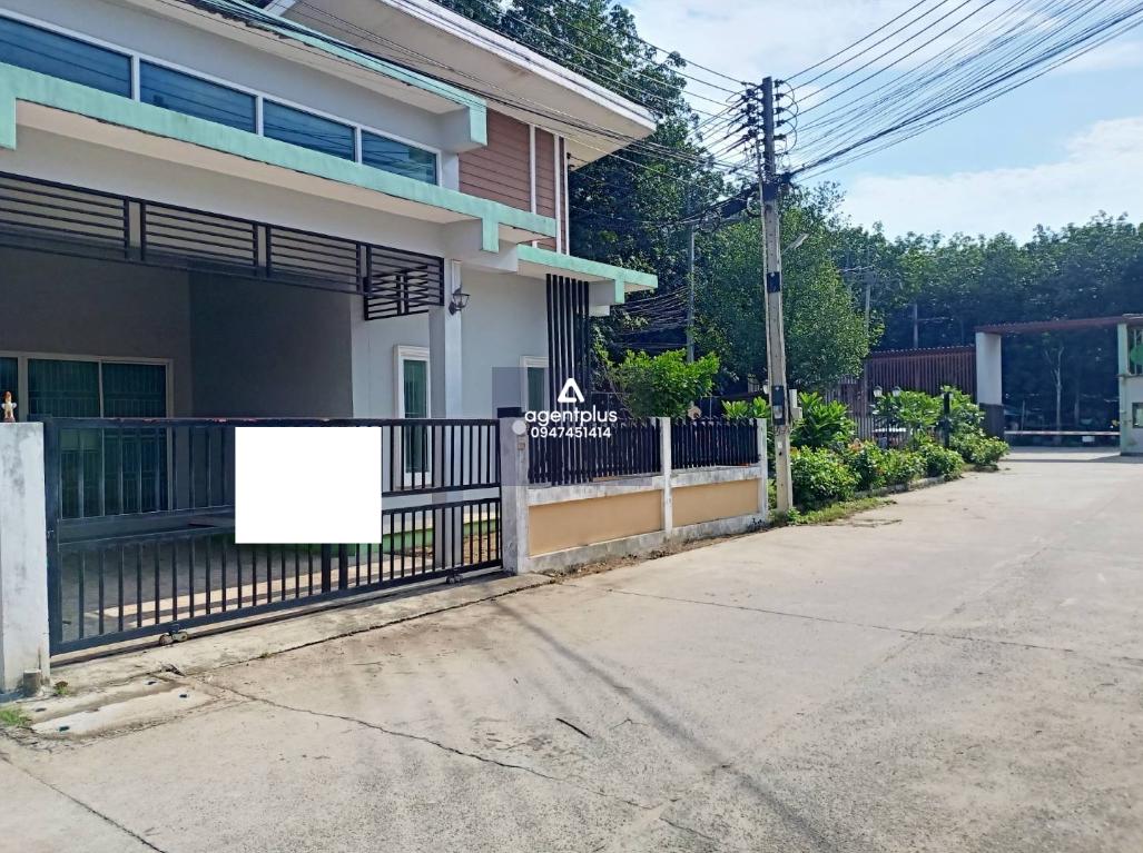 บ้านเดี่ยว โครงการจักรวาล แลนด์ แอนด์ เฮ้าส์ ระยอง ทำเลดี ติดถนน เดินทางเข้า-ออกสะดวก ตั้งอยู่ในแหล่งชุมชน