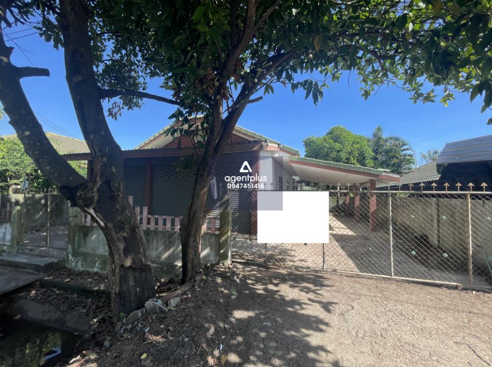 บ้านเดี่ยวชั้นเดี่ยว อยู่ในย่านชุมชน การเดินทางสะดวก มีระบบสาธารณูปโภคพื้นฐานพร้อม ถนนบ้านหนองสาริกา แยกจากถนนสายฉะเชิงเทรา-สัตหีบ (ทล.331)