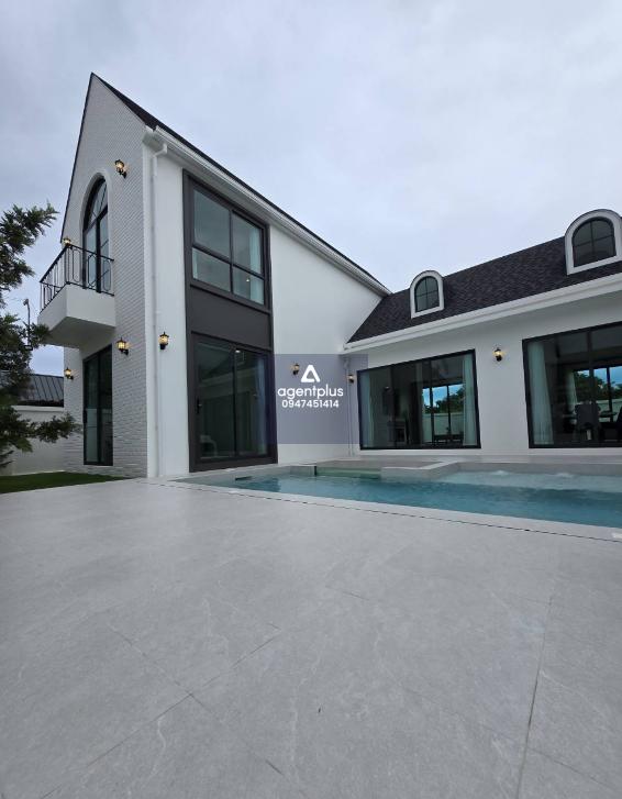 บ้านเดี่ยวหรู พร้อมสระว่ายน้ำ Castle Hills เขาชีจรรย์