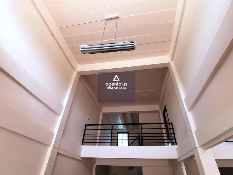 อาคารพาณิชย์ 2.5 ชั้น 2 คูหา เจาะทะลุถึงกัน ทำเลดี ใกล้แหล่งชุมชน เดินทางสะดวก ติดถนนใหญ่สายหลัก การคมนาคมสะดวกสบาย