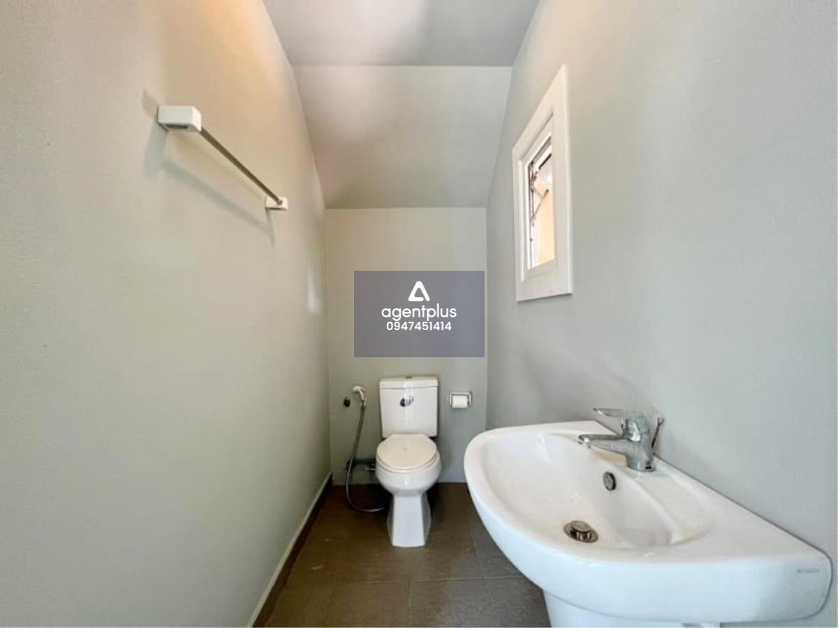 Silk Road village House For sale 7,500,000 million baht 3 bedroom 2 bahtroom size 200 sqm. fully furnished Place is very close to Jomtien beach. not far from Big C, Tesco Lotus & Makro, House available for Sale. Also playground for children, club house, c