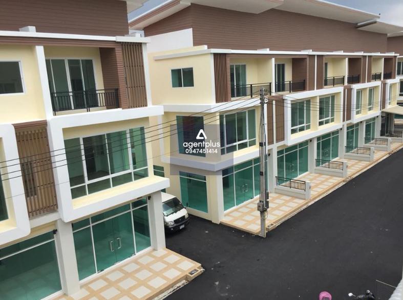 ทาวน์โฮมดีไซน์ทันสมัย ใกล้ชายหาดสัตหีบ — Townline Sattahip