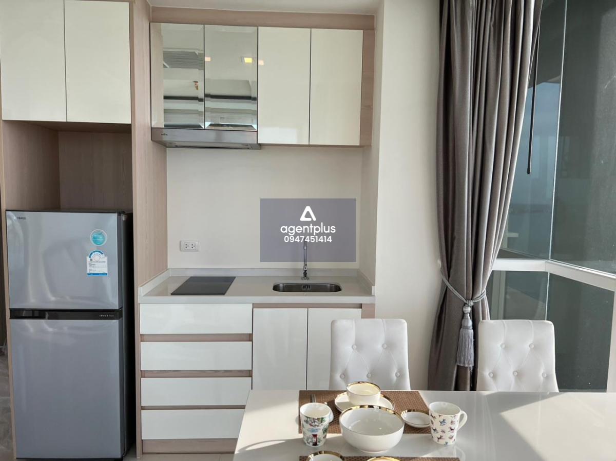 This beautiful sea-view condominium is for sale and it comes at the price of 6,200,000฿ Corner unit One bedroom & one bathroom 50 square meters Foreign Quota Condo features: Corner unit Sea-view from almost every corner of the unit Ceiling-to-floor glass 