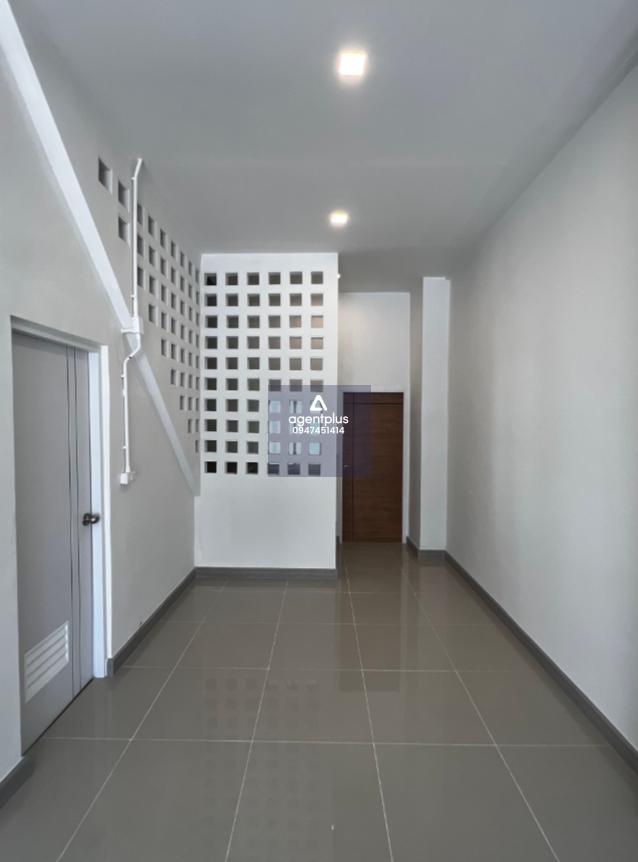 ขายด่วนอาคารพาณิชย์ 3.5 ชั้น ทำเลดี ใจกลางบางกะปิ เหมาะสำหรับทำธุรกิจ หรืออยู่อาศัย พร้อมฟังก์ชันครบครัน