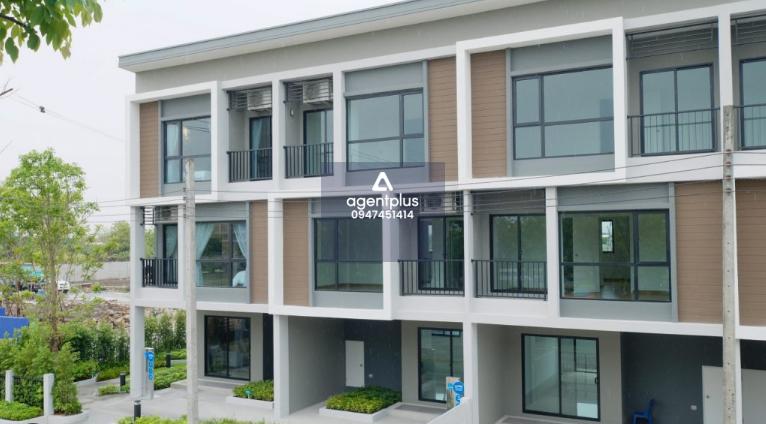 ขายทาวน์เฮ้าส์ ลุมพินี ทาวน์วิลล์ ลาดกระบัง - สุวรรณภูมิ บ้านพร้อมอยู่ สภาพดี ฟังก์ชันครบทำเลดี เดินทางสะดวก ใกล้สนามบินสุวรรณภูมิ