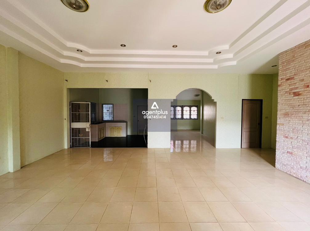 บ้านเดี่ยวชั้นเดียว พื้นที่ใช้สอยกว้างขวาง โครงการรุ่งโรจน์ (ซอย 3) ซอยสุขุมวิท 13 ทำเลดี ในแหล่งชุมชน สาธารณูปโภคครบครัน การคมนาคมสะดวก