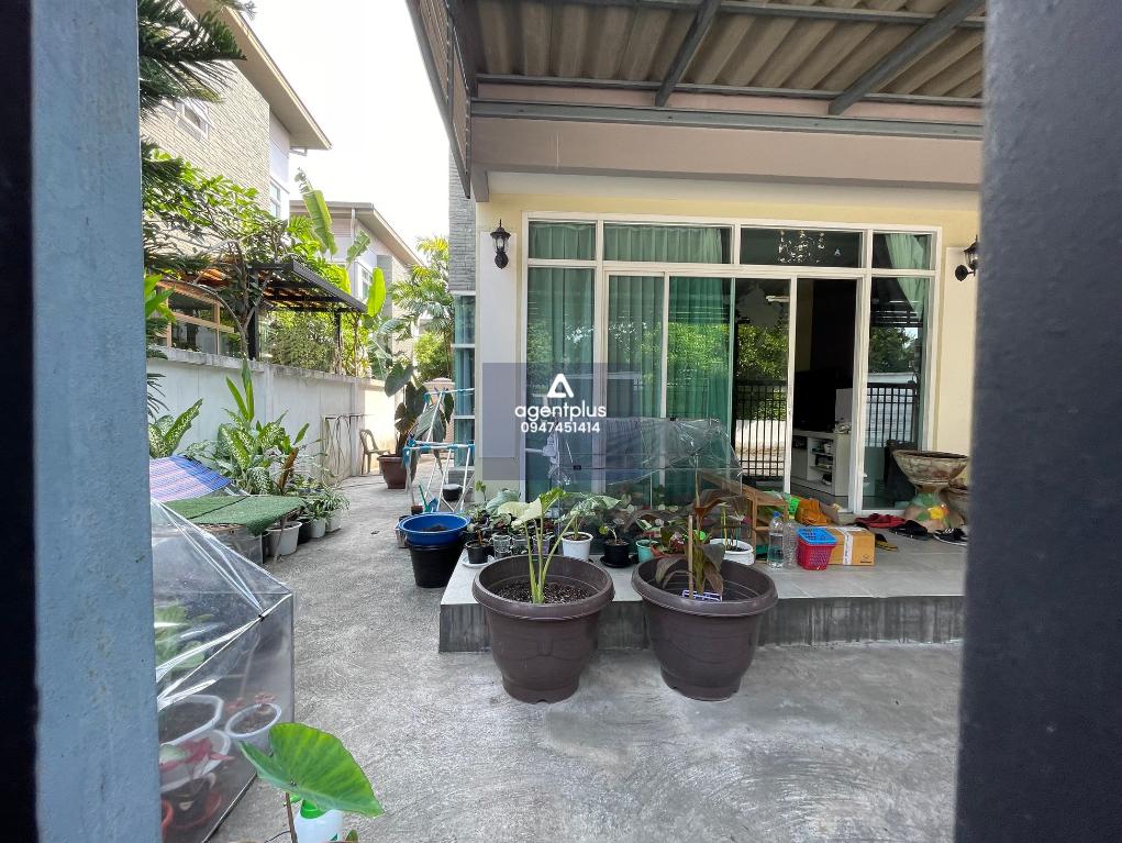 บ้านเดี่ยว 2 ชั้น เดอะ ไพน์ ทำเลดี ติดถนนเลียบมอเตอร์เวย์ (ทล.7) เดินทางเข้า-ออกสะดวก สาธารณูปโภคครบ อยู่ในย่านชุมชน