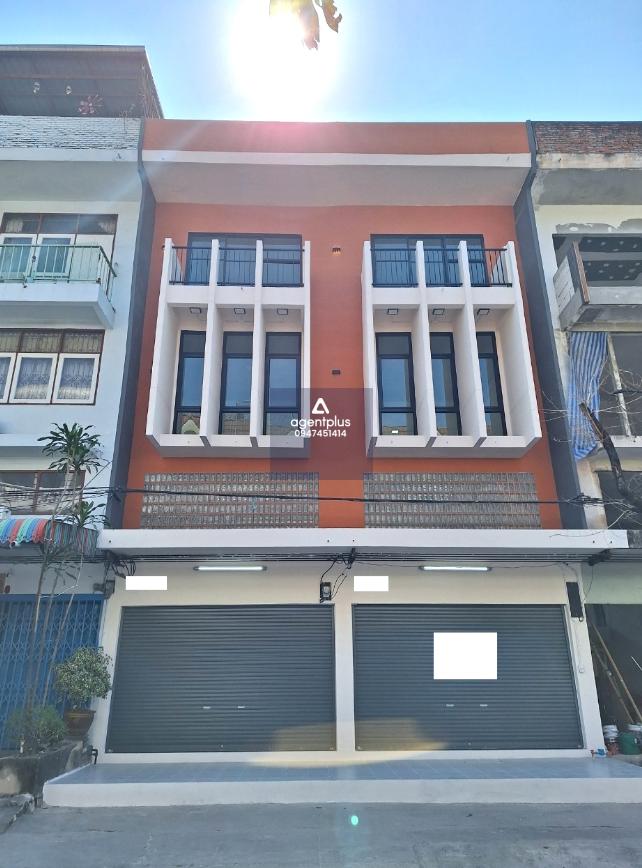 ขายอาคารพาณิชย์ 3 ชั้น พร้อมชั้นลอยและดาดฟ้า 2 คูหาติดกัน ทำเลดีในย่านชุมชน ซอยเพชรเกษม 48 ปรับปรุงใหม่ เดินทางสะดวก เข้า–ออกได้หลายเส้นทาง