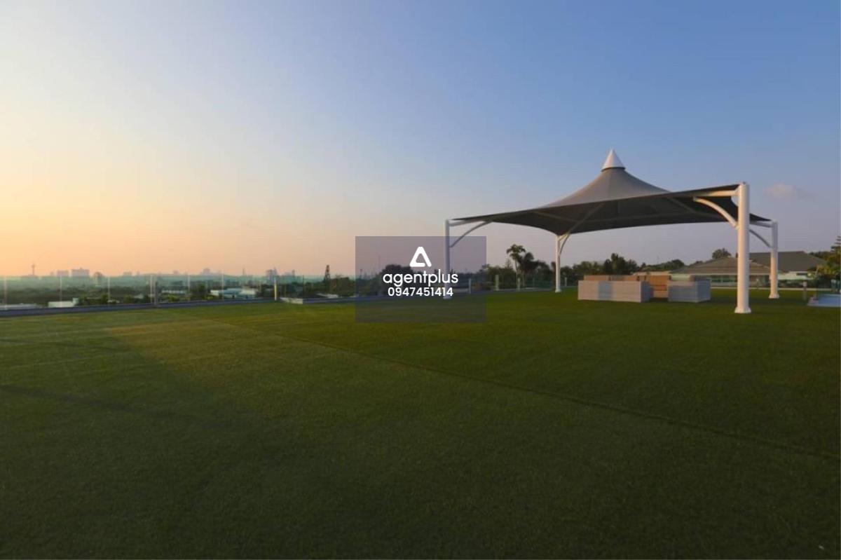 Land size 2100 sq m. Usable area 1700 sq m. - 10 bedrooms - 11 bathrooms - cinema room - Spa Fitness, size 90 sq m. - steam room - kitchen - wine cellar - Jacuzzi - Swimming pool 16 x 6 meters - garden - 4 parking garages - Private elevator - backup gener