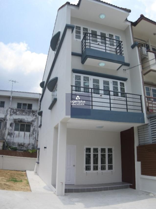 ขายด่วนทาวน์เฮ้าส์ โครงการเอกนคร บางเขน ทาวน์เฮ้าส์ 3 ชั้น ใกล้ถนนร่วมมิตรพัฒนาและห้าแยกวัชรพล