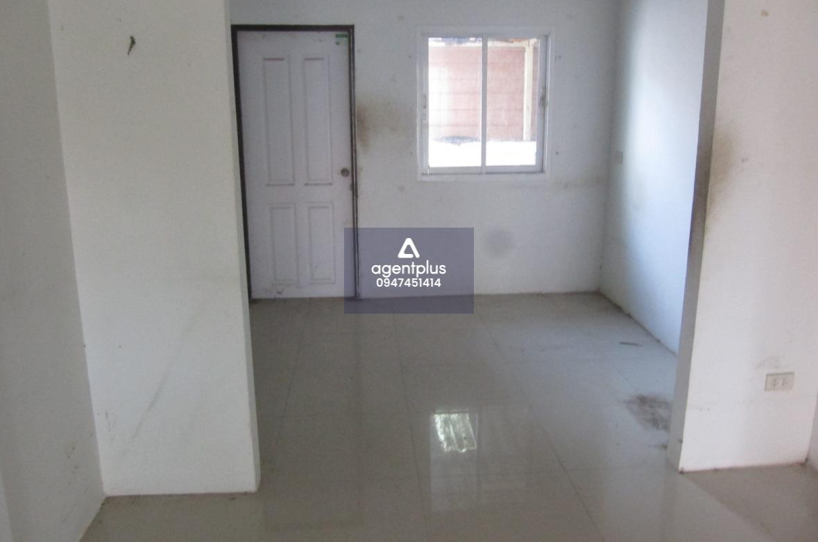 ขายด่วนทาวน์เอ้าส์เปล่าชั้นเดียว หมู่บ้านแผ่นดินทองลิฟวิ่งโฮมส์ ถนนสายปากร่วม-ปลวกแดง(รย.3013) รายล้อมไปด้วยสิ่งอำนวยความสะดวก