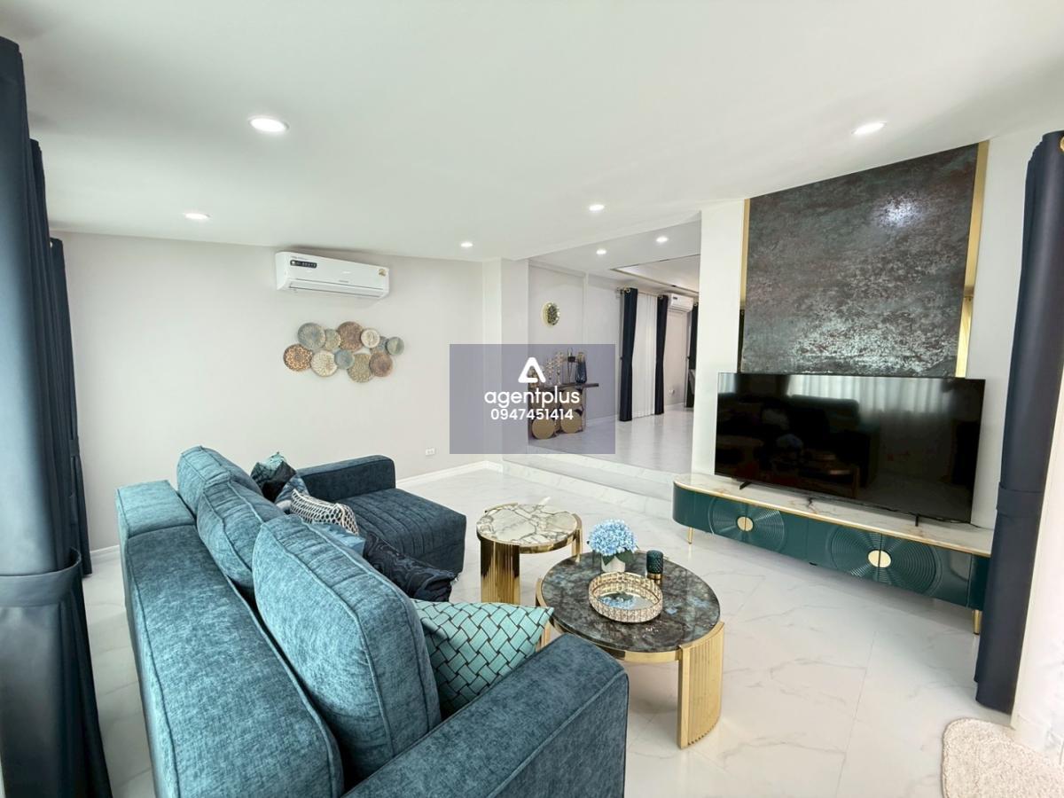 บ้านรีโนเวทใหม่ สไตล์โมเดิร์น 2 ชั้น ให้เช่า ใกล้ พัทยาใต้