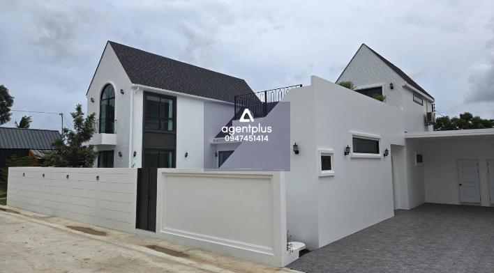 บ้านเดี่ยวหรู พร้อมสระว่ายน้ำ Castle Hills เขาชีจรรย์