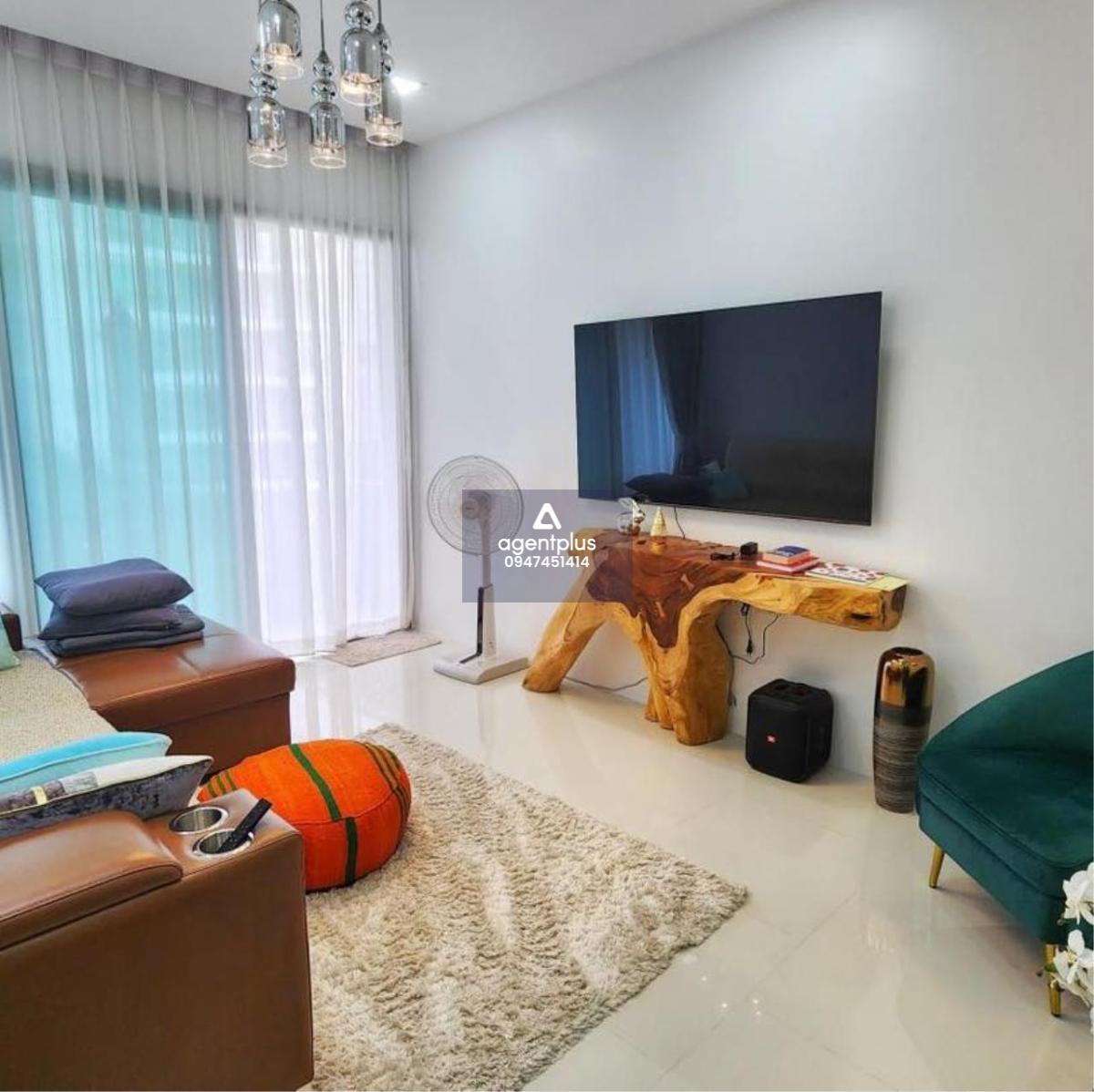 Hotel land on a hill, next to the sea, with environmental and construction permits, Phuket. Land 35 rai 183 rooms Lobby swimming pool Fitness meeting room Parking 3 styles of pool villas Located on the southern cape of Ao Po. Overlooking the beautiful Po 