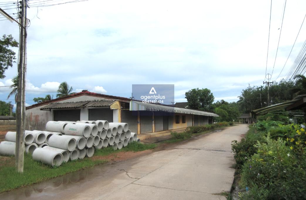 ขายอาคารพาณิชย์ชั้นเดียว พร้อมที่ดินเปล่า 2 แปลงติดต่อกัน พร้อมสิ่งปลูกสร้าง บ้านค่าย ระยอง ตั้งอยู่บนถนน สายบ้านค่าย-ปลวกแดง ในย่านชุมชน เหมาะสำหรับอยู่อาศัยหรือทำกิจการขนาดเล็ก