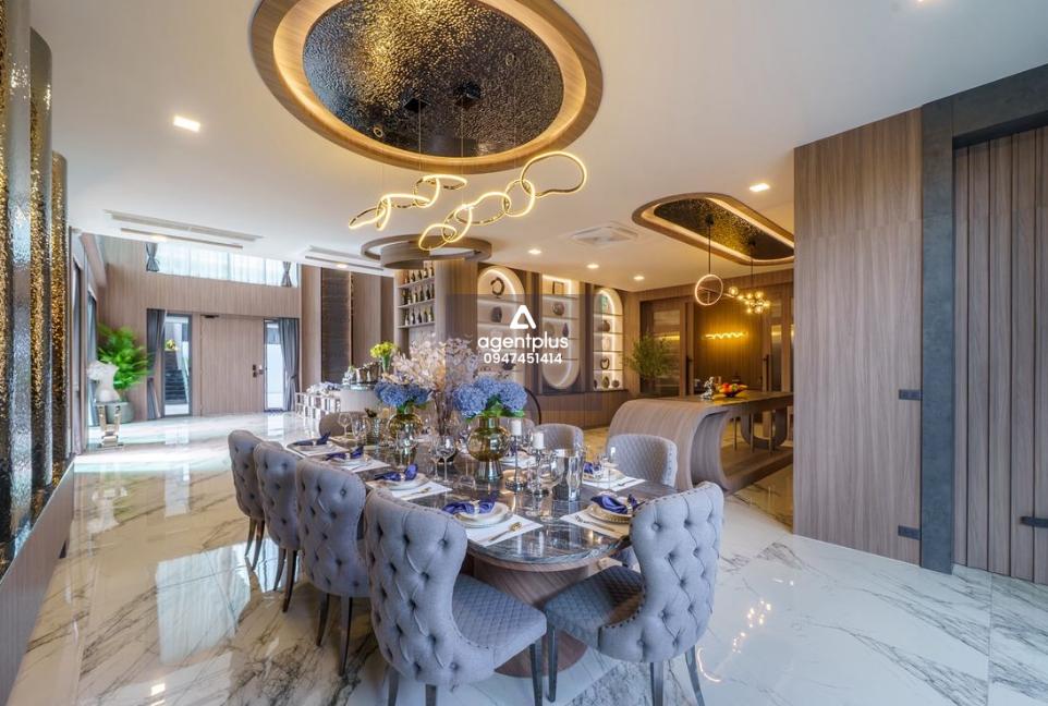 พูลวิลลาสุดหรู 2 ชั้น 𝗠 𝗠𝗼𝘂𝗻𝘁𝗮𝗶𝗻 𝗚𝗿𝗮𝗻𝗱 𝗩𝗶𝗹𝗹𝗮 6 ห้องนอน 8 ห้องน้ำ โครงการบ้านเดี่ยวสไตล์ Contemporary บรรยากาศเงียบสงบ