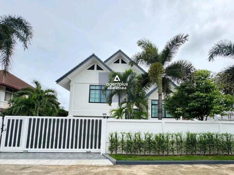 ขายบ้าน 3 ชั้น พูลวิลล่า พร้อมเฟอร์นิเจอร์บิวท์อินครบ 4 ห้องนอน 6 ห้องน้ำ และสระว่ายน้ำส่วนตัว ทำเลดี ใกล้พัทยาเหนือ