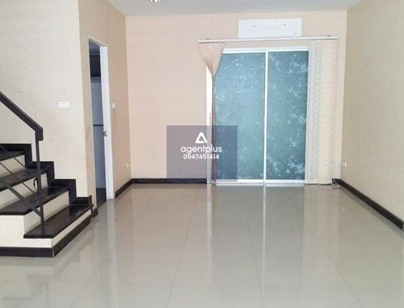 ขายทาวน์เฮ้าส์ 3 ชั้น โครงการแกรนดิตี้ สุวรรณภูมิ ทำเลดี ใกล้ถนนหลวงแพ่ง เดินทางสะดวก เชื่อมต่อถนนลาดกระบัง ถนนร่มเกล้า และมอเตอร์เวย์ กรุงเทพ–ชลบุรี