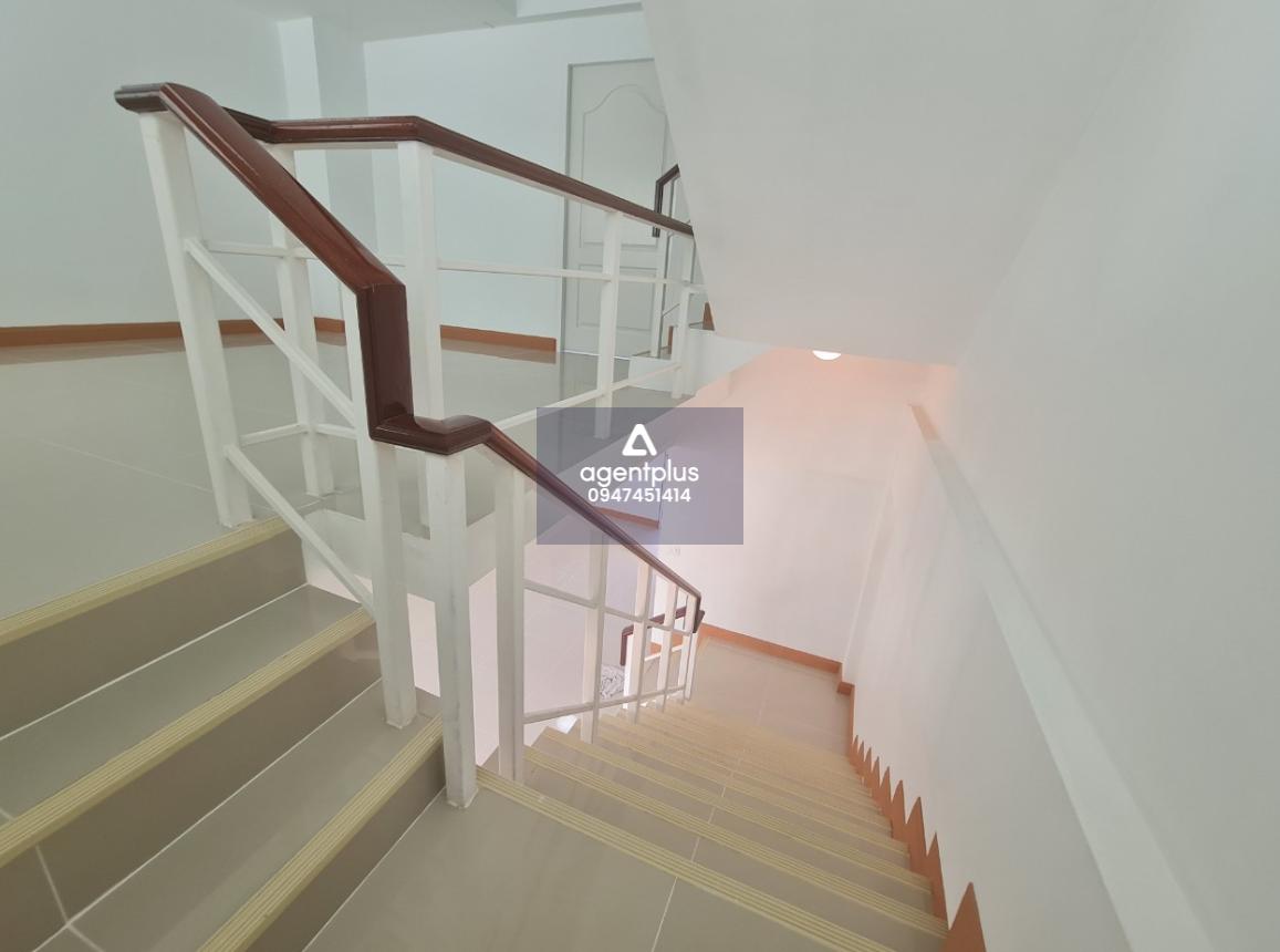 ขายทาวน์เฮ้าส์ 3 ชั้น ทำเลดี ใกล้กับถนนพหลโยธิน และถนนคลองหลวง ประมาณ 200 เมตร กลอรี่เฮ้าส์ 2 คลอง 1 ปรับปรุงใหม่