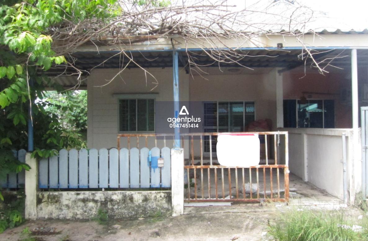 ขายด่วนบ้านทาวน์เฮ้าส์ชั้นเดียว หมู่บ้านเรือนแก้วมาบยางพร ถนนสายปากร่วม-ปลวกแดง (รย.3013) 2 ห้องนอน 1 ห้องน้ำ ราคา 1.35 ล้านบาท ใกล้สวนน้ำบ่อวิน